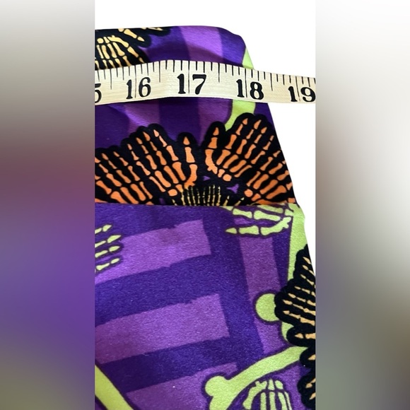 LULAROE TC2 (18+) HALLOWEEN Soft LEGGINGS CREEPY SKELETON HANDS PURPLE & BLACK - Picture 6 of 8